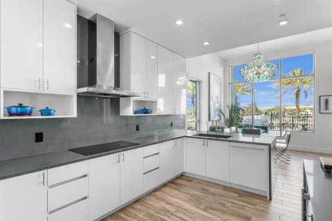 Touwnhouse à vendre à Tampa, Floride: 4 chambres, 263.56 m2 № 2103566 - photo 8