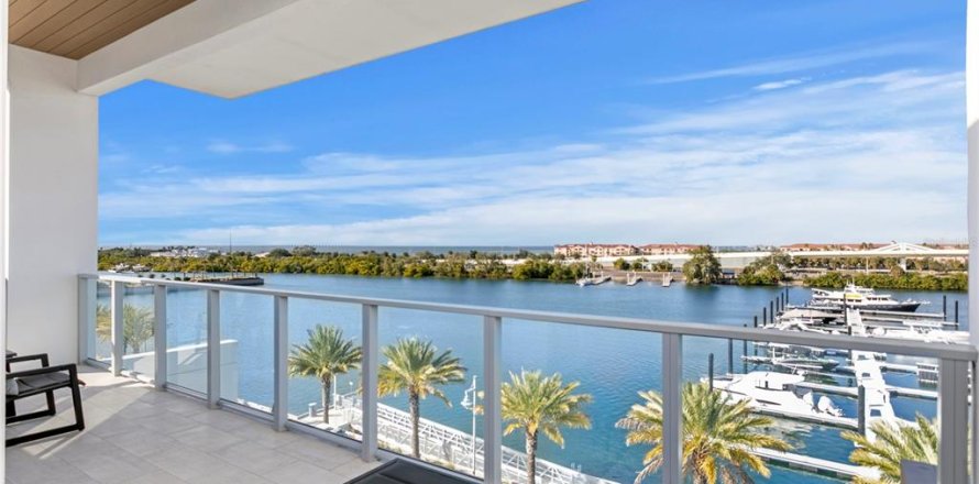 Touwnhouse à Tampa, Floride 4 chambres, 263.56 m2 № 2103566