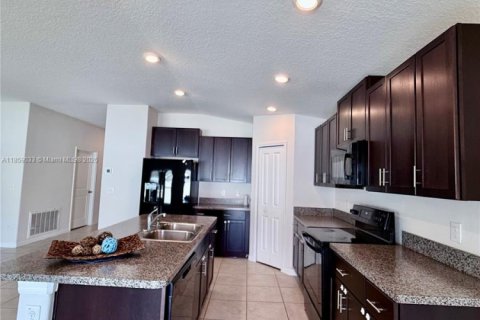 Casa en venta en Zephyrhills, Florida, 4 dormitorios, 178.19 m2 № 1960743 - foto 14