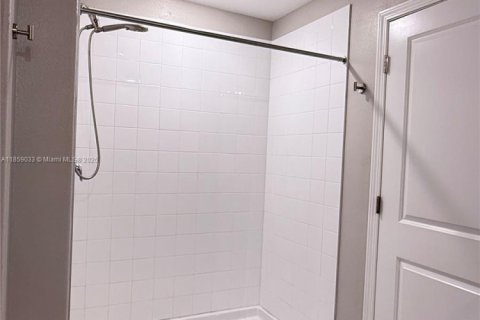 Casa en venta en Zephyrhills, Florida, 4 dormitorios, 178.19 m2 № 1960743 - foto 28