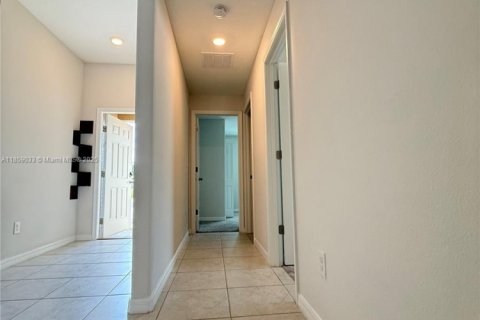 Casa en venta en Zephyrhills, Florida, 4 dormitorios, 178.19 m2 № 1960743 - foto 18