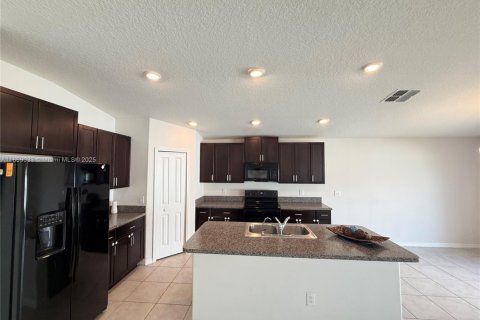 Casa en venta en Zephyrhills, Florida, 4 dormitorios, 178.19 m2 № 1960743 - foto 8