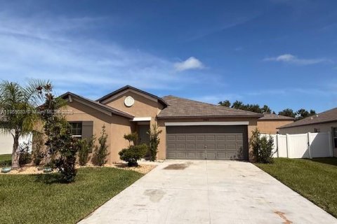 Casa en venta en Zephyrhills, Florida, 4 dormitorios, 178.19 m2 № 1960743 - foto 1