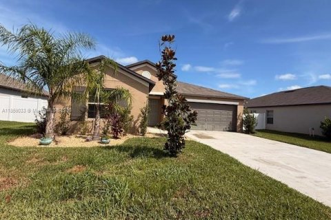 Casa en venta en Zephyrhills, Florida, 4 dormitorios, 178.19 m2 № 1960743 - foto 3