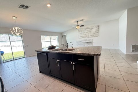 Casa en venta en Zephyrhills, Florida, 4 dormitorios, 178.19 m2 № 1960743 - foto 9