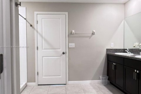 Casa en venta en Zephyrhills, Florida, 4 dormitorios, 178.19 m2 № 1960743 - foto 27