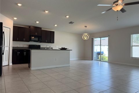 Casa en venta en Zephyrhills, Florida, 4 dormitorios, 178.19 m2 № 1960743 - foto 7