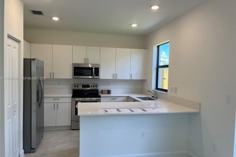 House in Homestead, Florida 3 bedrooms, 137.77 sq.m. № 2002491 - photo 12