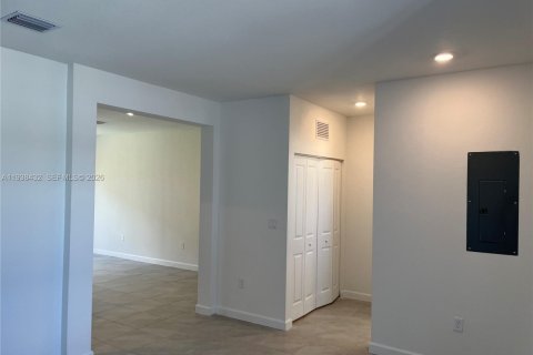 House in Homestead, Florida 3 bedrooms, 137.77 sq.m. № 2002491 - photo 11