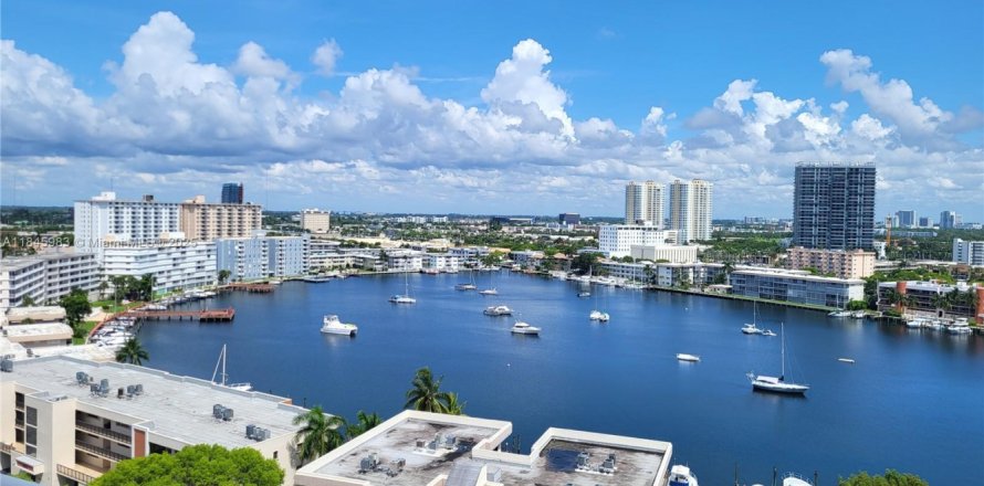 Condominio en Hallandale Beach, Florida, 2 dormitorios  № 1842906