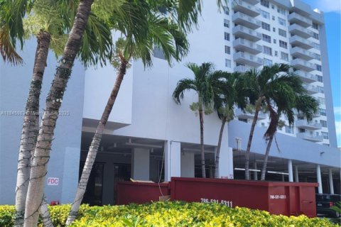Condominio en venta en Hallandale Beach, Florida, 2 dormitorios, 121.79 m2 № 1842906 - foto 25