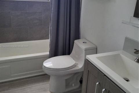 Condominio en venta en Hallandale Beach, Florida, 2 dormitorios, 121.79 m2 № 1842906 - foto 11