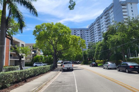 Condominio en venta en Hallandale Beach, Florida, 2 dormitorios, 121.79 m2 № 1842906 - foto 22