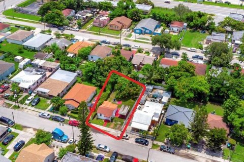 House in Miami, Florida 2 bedrooms, 40.13 sq.m. № 1985148 - photo 1