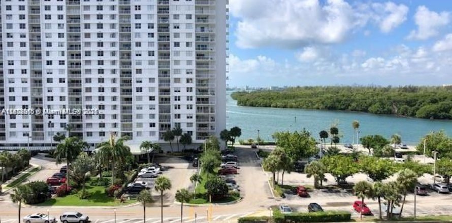 Condo in Sunny Isles Beach, Florida, 1 bedroom № 1799151