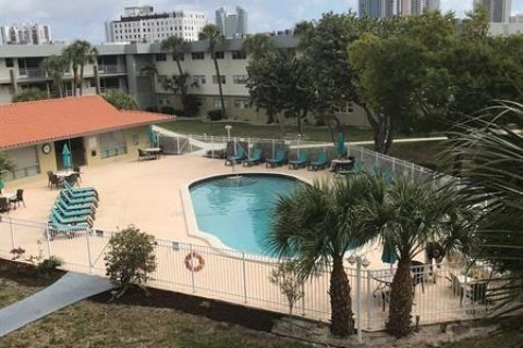 Condominio en venta en Hallandale Beach, Florida, 1 dormitorio, 65.03 m2 № 2261607 - foto 16