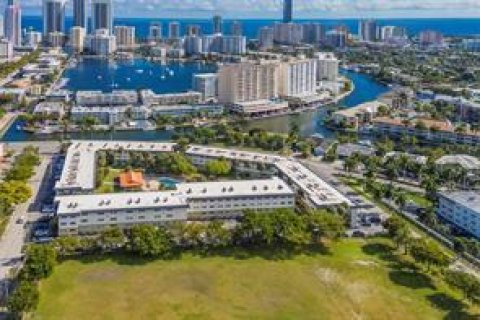 Condominio en venta en Hallandale Beach, Florida, 1 dormitorio, 65.03 m2 № 2261607 - foto 4