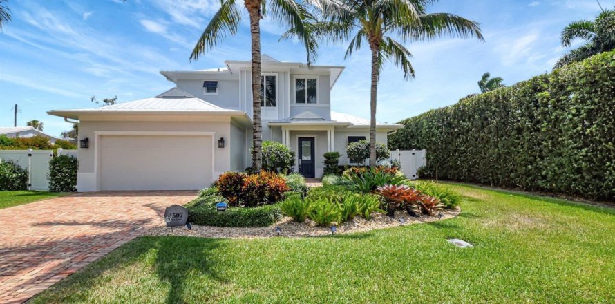 House in Delray Beach, Florida 4 bedrooms, 247.12 sq.m. № 2175925