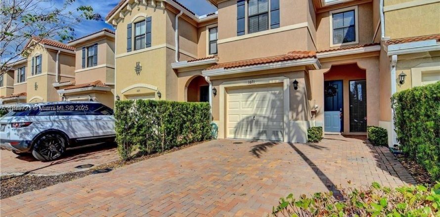 Townhouse in Pompano Beach, Florida 3 bedrooms, 131.92 sq.m. № 1922054