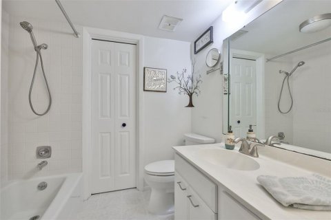 Condo in Bradenton, Florida, 2 bedrooms  № 2218259 - photo 17