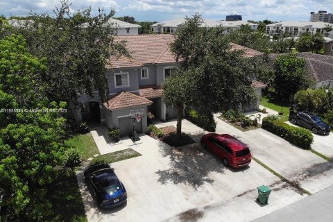 Immobilier commercial à Coral Springs, Floride 473.89 m2 № 2077488