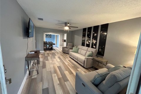 Apartment in Gulfport, Florida 3 bedrooms, 130.71 sq.m. № 1835020 - photo 2