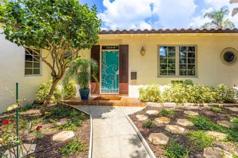 House in Saint Petersburg, Florida 4 bedrooms, 292.36 sq.m. № 1909953 - photo 10