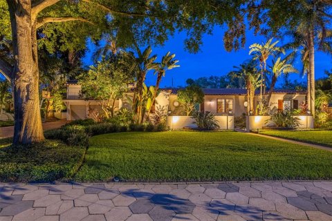 House in Saint Petersburg, Florida 4 bedrooms, 292.36 sq.m. № 1909953 - photo 1