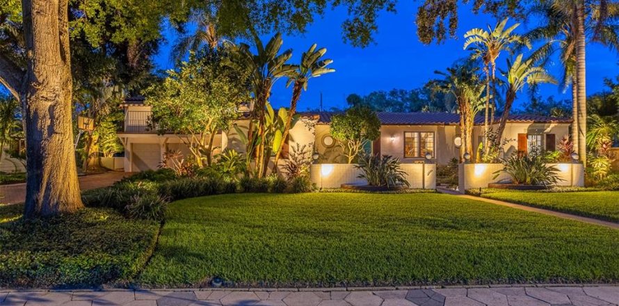 House in Saint Petersburg, Florida 4 bedrooms, 292.36 sq.m. № 1909953