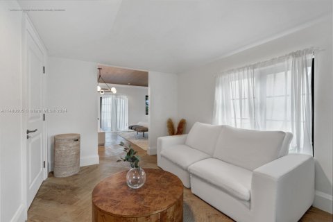 House in Golden Beach, Florida 10 bedrooms, 1237.74 sq.m. № 1763846 - photo 15