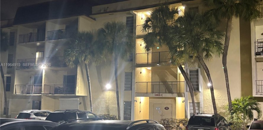 Condo in North Miami, Florida, 2 bedrooms № 2081158