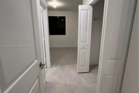 Commercial property in Miami, Florida 1 bedroom № 1952122 - photo 1