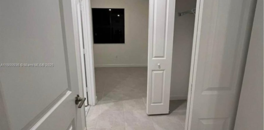 Commercial property in Miami, Florida 1 bedroom № 1952122