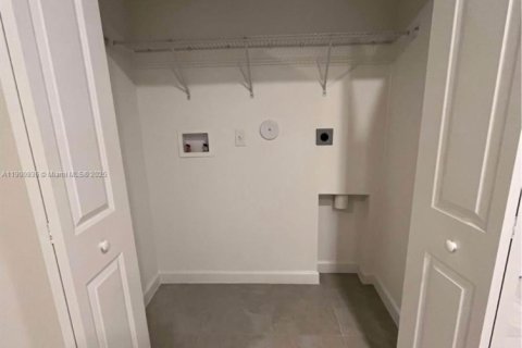 Commercial property in Miami, Florida 1 bedroom № 1952122 - photo 5