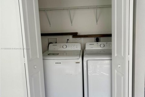 Commercial property in Miami, Florida 1 bedroom № 1952122 - photo 11