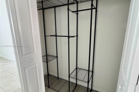 Commercial property in Miami, Florida 1 bedroom № 1952122 - photo 9