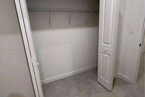 Commercial property in Miami, Florida 1 bedroom № 1952122 - photo 2