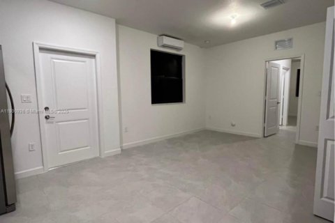 Commercial property in Miami, Florida 1 bedroom № 1952122 - photo 6