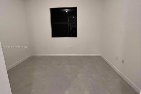 Commercial property in Miami, Florida 1 bedroom № 1952122 - photo 4
