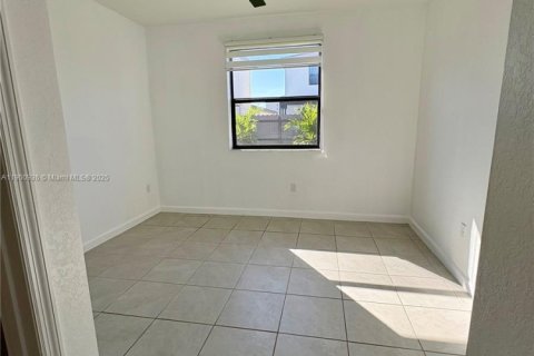 Commercial property in Miami, Florida 1 bedroom № 1952122 - photo 12