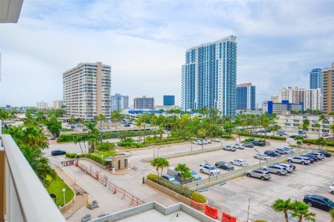 Снять в аренду кондоминиум в Халландейл-Бич, Флорида 1 спальня, 80.82м2, № 2025958 - фото 4