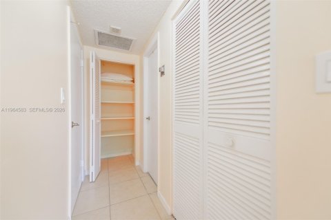 Снять в аренду кондоминиум в Халландейл-Бич, Флорида 1 спальня, 80.82м2, № 2025958 - фото 18
