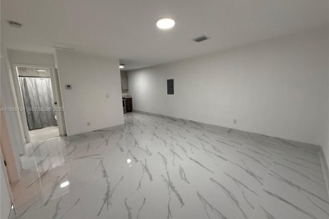House in Miami, Florida 2 bedrooms, 176.51 sq.m. № 1994803 - photo 4
