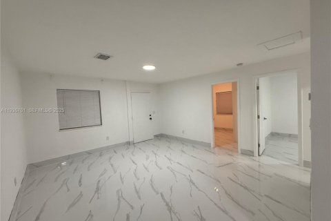 House in Miami, Florida 2 bedrooms, 176.51 sq.m. № 1994803 - photo 2