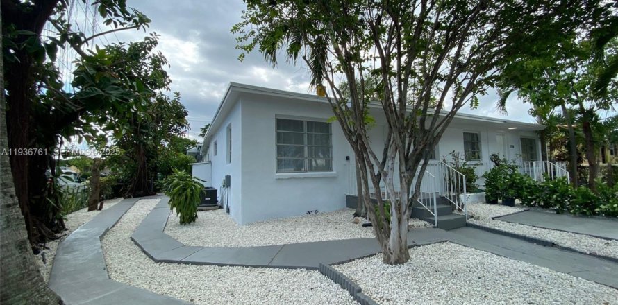 House in Miami, Florida 2 bedrooms, 176.51 sq.m. № 1994803