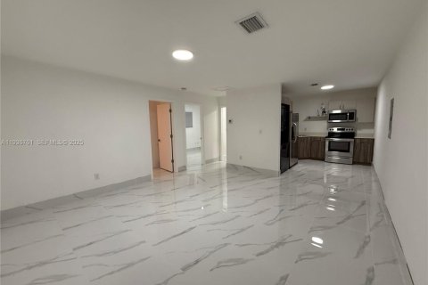 House in Miami, Florida 2 bedrooms, 176.51 sq.m. № 1994803 - photo 5