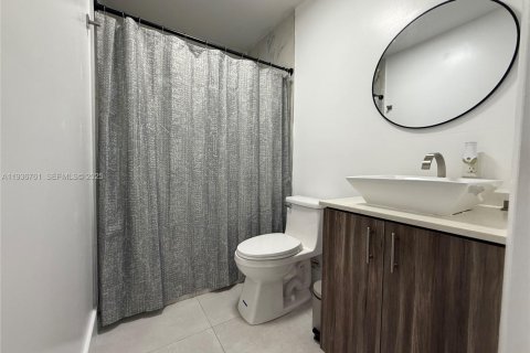 House in Miami, Florida 2 bedrooms, 176.51 sq.m. № 1994803 - photo 9