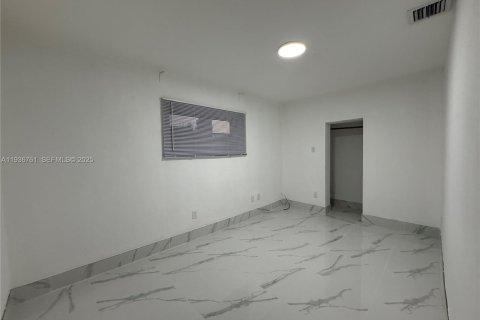 House in Miami, Florida 2 bedrooms, 176.51 sq.m. № 1994803 - photo 7