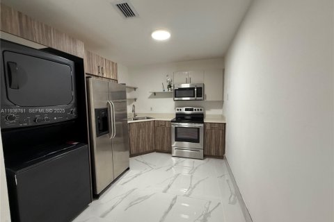 House in Miami, Florida 2 bedrooms, 176.51 sq.m. № 1994803 - photo 6