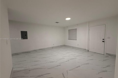 House in Miami, Florida 2 bedrooms, 176.51 sq.m. № 1994803 - photo 3